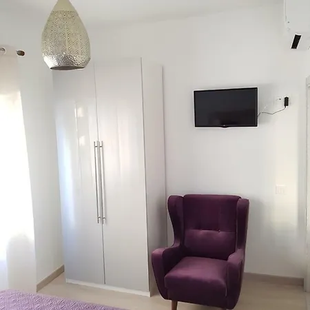 Comfortable And Cozy One Bedroom Flat In